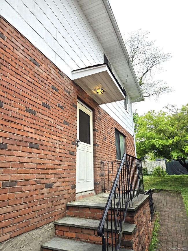 31 Hickory Rd in Port Washington, NY - Building Photo - Building Photo