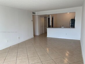 492 NW 165th St in Miami, FL - Building Photo - Building Photo