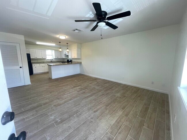 3005 E Price St in Laredo, TX - Building Photo - Building Photo