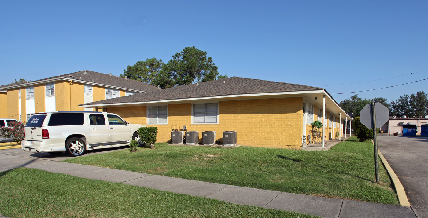 1617 Apache Dr in Harvey, LA - Foto de edificio