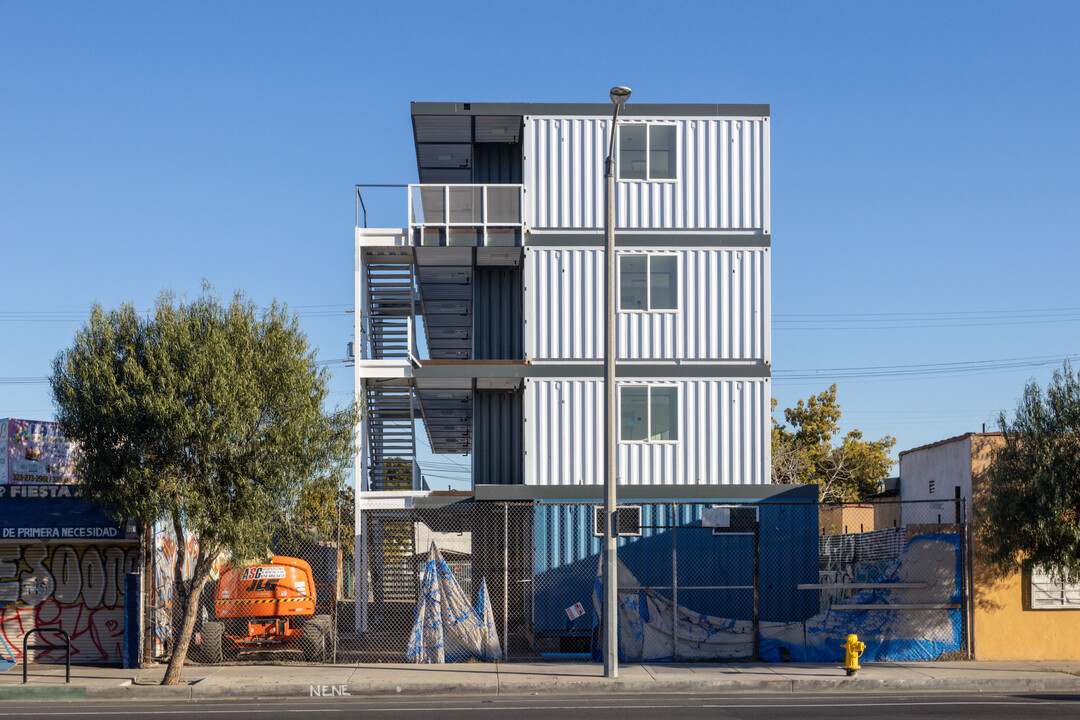 1619 Firestone Blvd in Los Angeles, CA - Foto de edificio