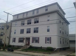 357 Burnside Ave in Woonsocket, RI - Foto de edificio - Building Photo