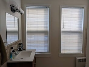 18 Townsend St, Unit Bedroom in 2 Bed app in Waltham, MA - Foto de edificio - Building Photo