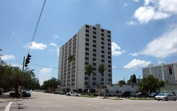 540 Town Center in St. Petersburg, FL - Foto de edificio - Building Photo