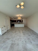 4648 NW 83rd Path in Doral, FL - Foto de edificio - Building Photo