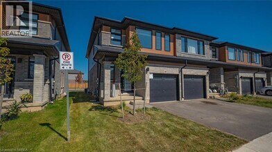 461 Blackburn Dr in Brantford, ON - Building Photo - Building Photo