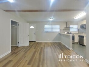 244 Emporia Blvd in San Antonio, TX - Foto de edificio - Building Photo