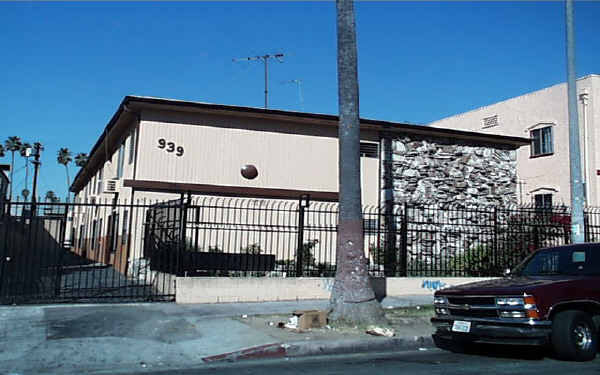 939 Elden Ave in Los Angeles, CA - Foto de edificio