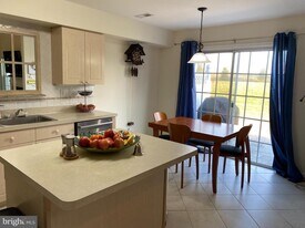 202 Oaktree Ct in Warminster, PA - Building Photo