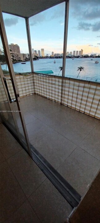 2910 Point E Dr in Aventura, FL - Building Photo