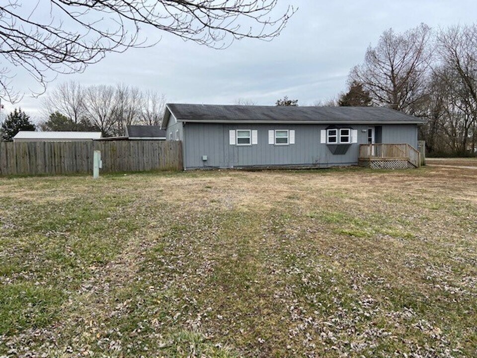 934 Evergreen Ave in Hollister, MO - Building Photo