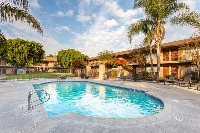 Fairway Village Apartments in Anaheim, CA - Foto de edificio - Building Photo