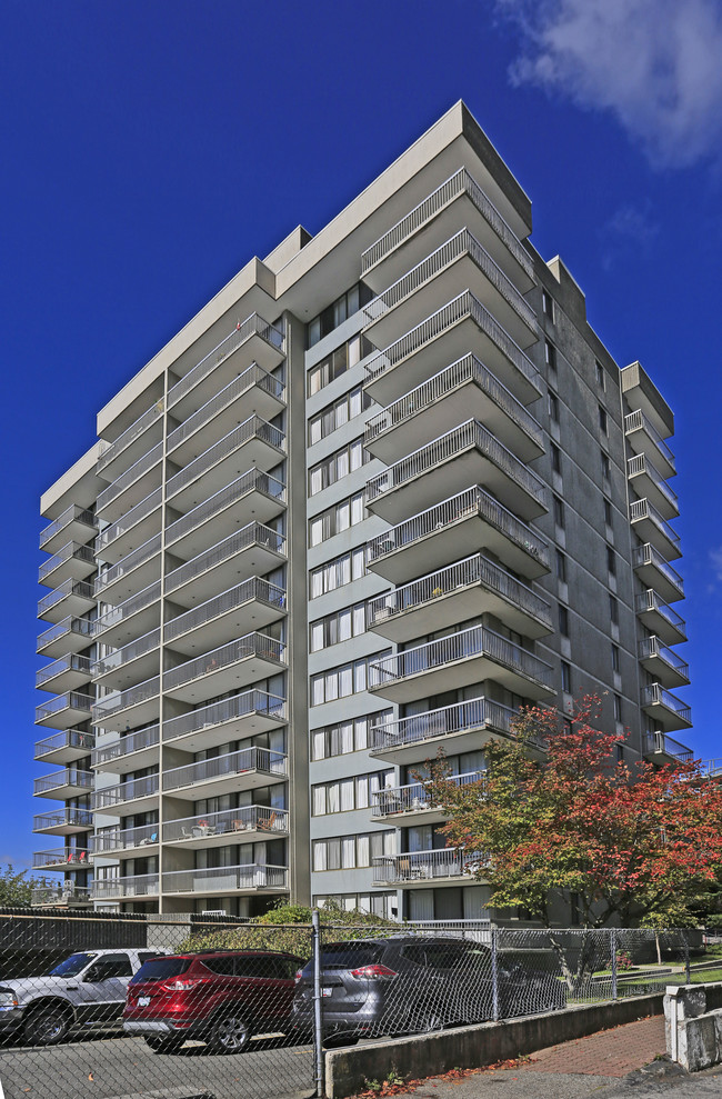 Vista Royale in White Rock, BC - Building Photo - Building Photo