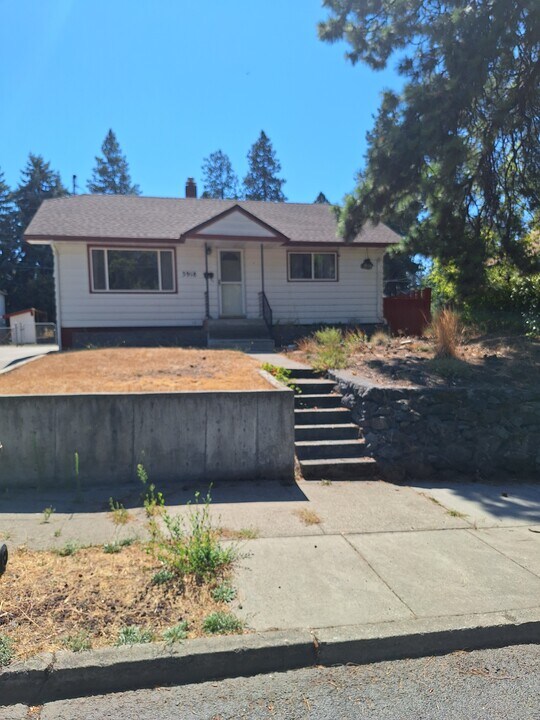 3918 E 8th Ave in Spokane, WA - Foto de edificio