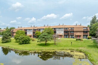 ReNew Poplar Creek in Hoffman Estates, IL - Foto de edificio - Building Photo