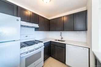 7 Lake St in White Plains, NY - Building Photo - Building Photo