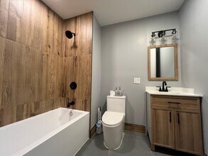 74 Baldwin Ave, Unit 2 in Jersey City, NJ - Foto de edificio - Building Photo