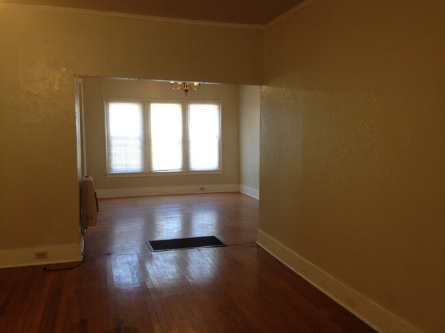 117 E Norwood Ct, Unit #1 in San Antonio, TX - Foto de edificio - Building Photo