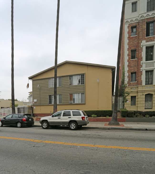 320 S Normandie Ave in Los Angeles, CA - Foto de edificio - Building Photo