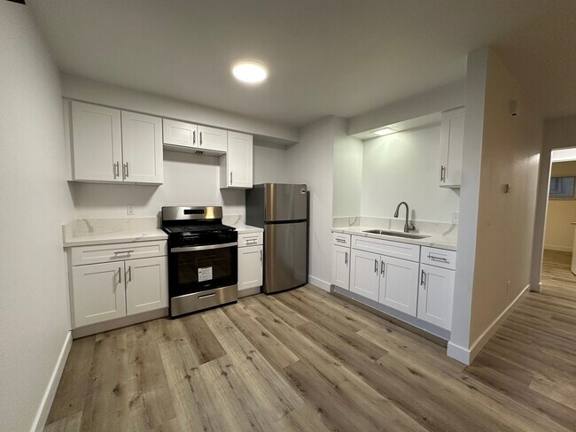 74-88 N Laurel St. Apartments in Ventura, CA - Foto de edificio - Building Photo