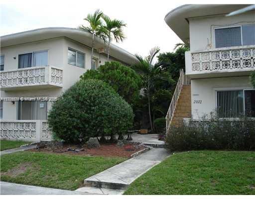 2072 NE 169th St in North Miami Beach, FL - Building Photo