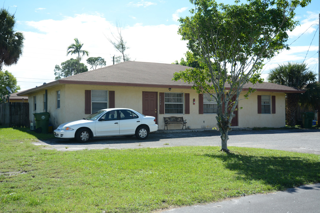 1934-1952 Palm Acres Dr in West Palm Beach, FL - Building Photo