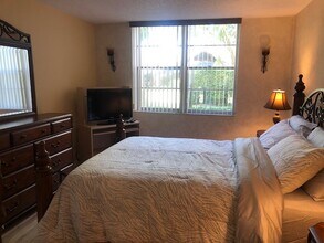 9325 Lagoon Pl, Unit #102 in Davie, FL - Building Photo - Building Photo