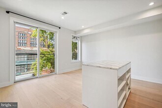 2466 Ontario Rd NW-Unit -4 in Washington, DC - Building Photo - Building Photo