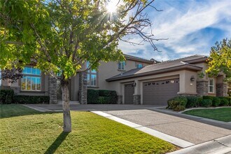 9805 Queen Charlotte Dr in Las Vegas, NV - Building Photo - Building Photo