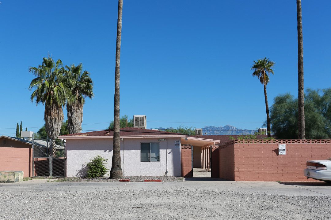 5735-5747 E 28th St in Tucson, AZ - Foto de edificio