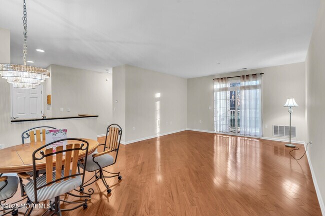 516 Sophee Ln in Lakewood, NJ - Building Photo - Building Photo