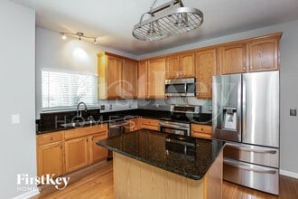 8258 Morel Dr in Indianapolis, IN - Foto de edificio - Building Photo