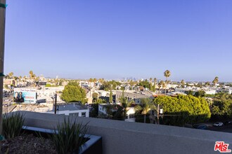 7566 Sunset Blvd-Unit -401PH-E in Los Angeles, CA - Building Photo - Building Photo