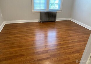 237 Montgomery St in Highland Park, NJ - Building Photo - Building Photo