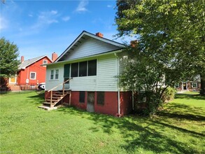 221 W Oakdale St in Mount Airy, NC - Building Photo - Building Photo