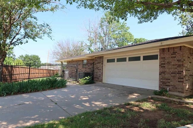 4601 Misty Valley W in Wichita Falls, TX - Building Photo - Building Photo