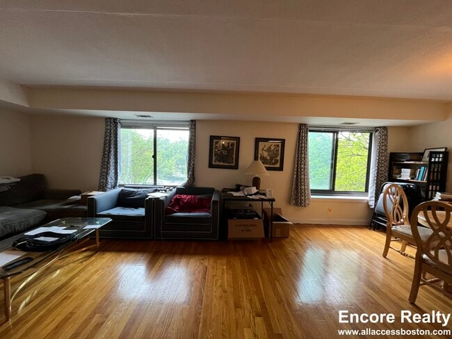1243 Beacon St, Unit 3B in Brookline, MA - Building Photo - Building Photo