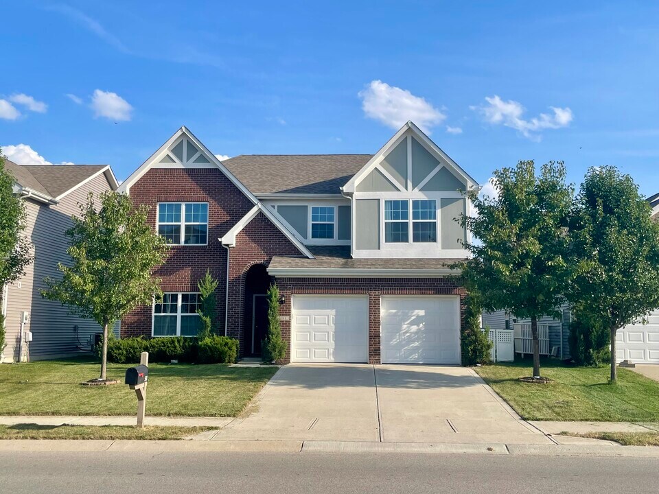581 Wendover Ave in Westfield, IN - Building Photo