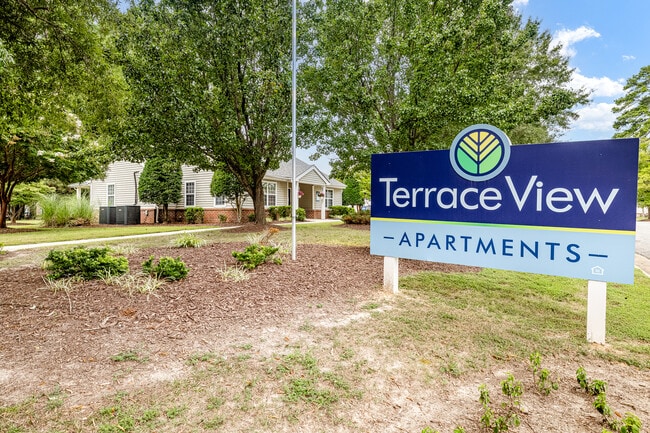 Terrace View Apartments in Colonial Heights, VA - Foto de edificio - Building Photo