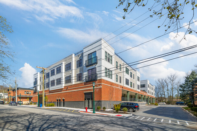 619 North in Ho Ho Kus, NJ - Foto de edificio - Building Photo
