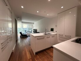 1025 5 Ave SW in Calgary, AB - Building Photo