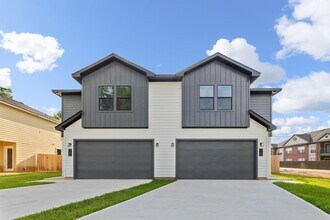 518 Clinton St in Conroe, TX - Building Photo - Building Photo