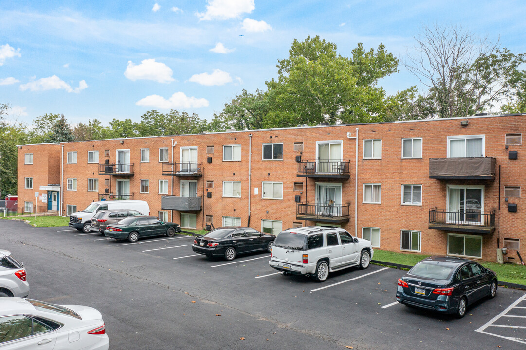 Harrison Court Apartments in Upper Darby, PA - Foto de edificio