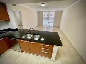 2030 Douglas Rd in Miami, FL - Foto de edificio - Building Photo