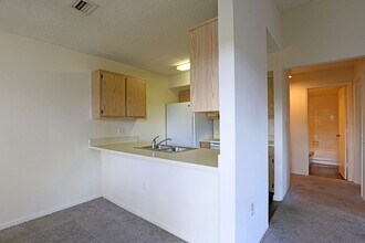 5274 Cedarbend Dr in Ft. Myers, FL - Foto de edificio - Building Photo