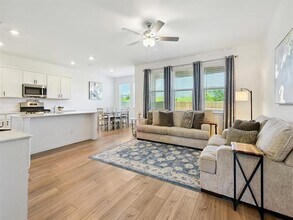 3413 Kingsview Dr in Denton, TX - Foto de edificio - Building Photo