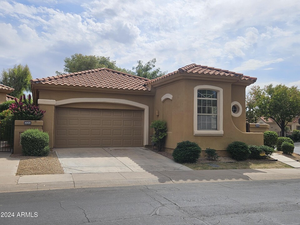 7849 E Cholla St in Scottsdale, AZ - Foto de edificio