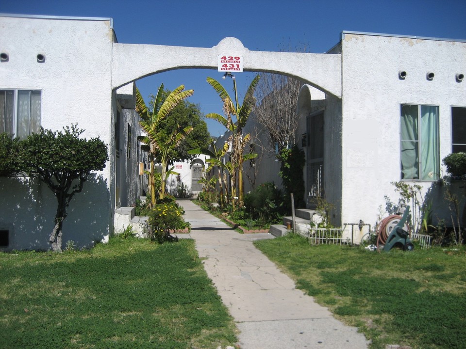 429 W Garfield Ave in Glendale, CA - Building Photo