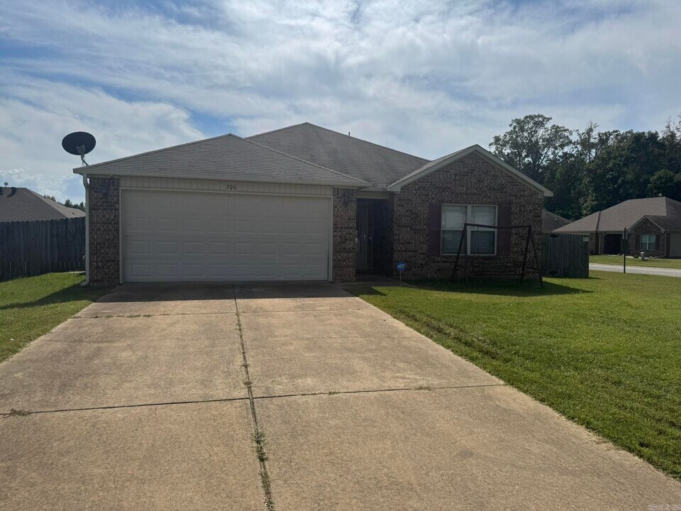 200 Wildflower Dr in Beebe, AR - Building Photo