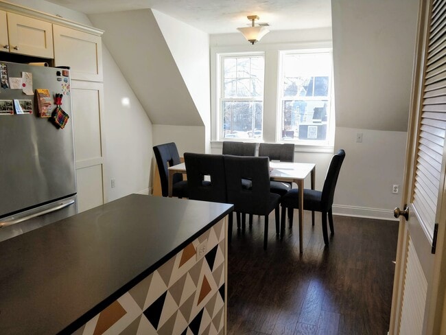 74 Elm St, Unit 5 in Danvers, MA - Foto de edificio - Building Photo